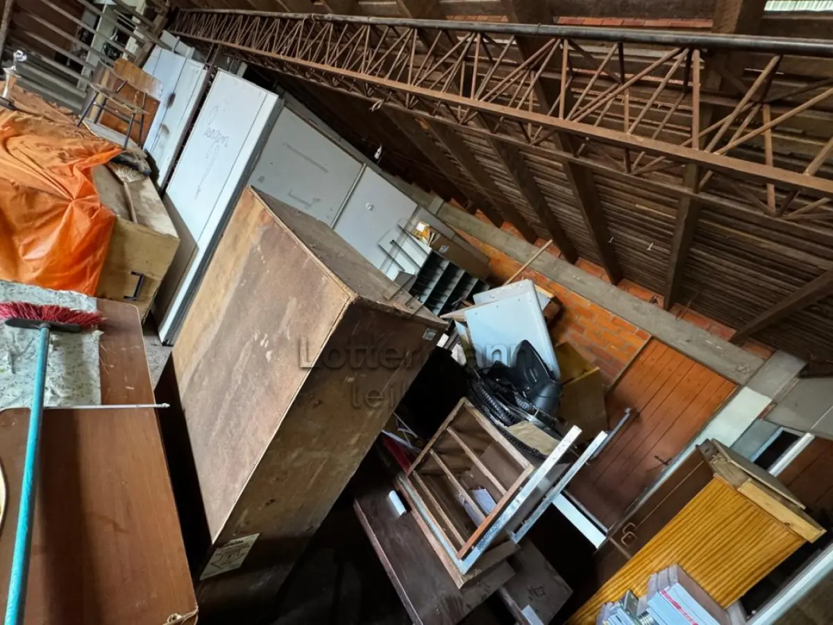 LOTE 023 - SUCATAS DE MÓVEIS EM GERAL