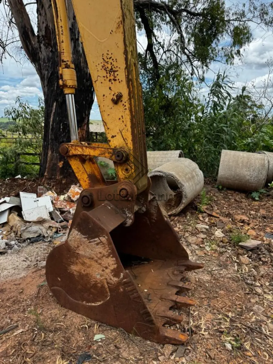 LOTE 020 - ESCAVADEIRA/NEW HOLLAND E175