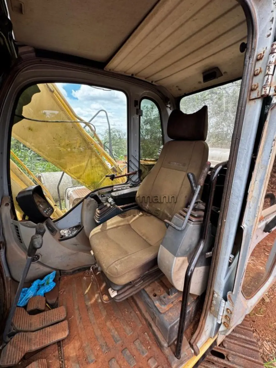 LOTE 020 - ESCAVADEIRA/NEW HOLLAND E175