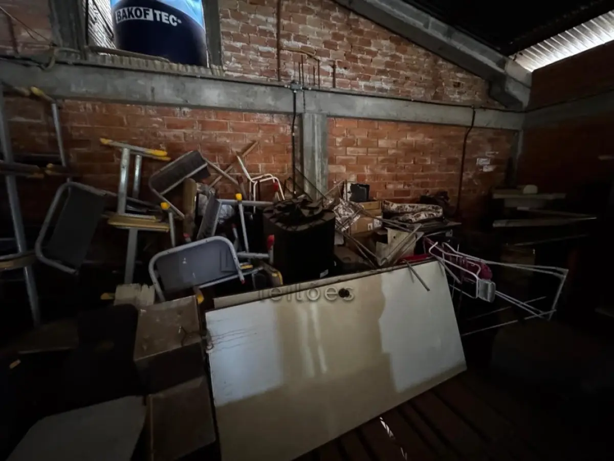 LOTE 023 - SUCATAS DE MÓVEIS EM GERAL