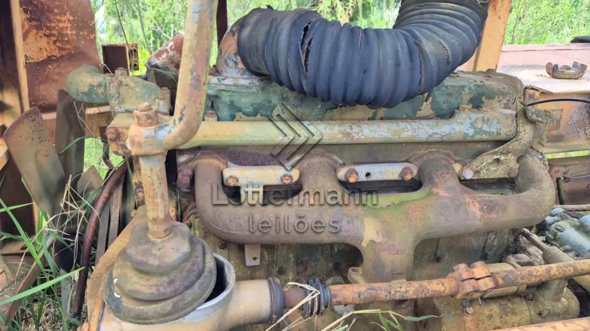 LOTE 004 - CONJUNTO MÓVEL DE BRITAM SOBRE CHASSI