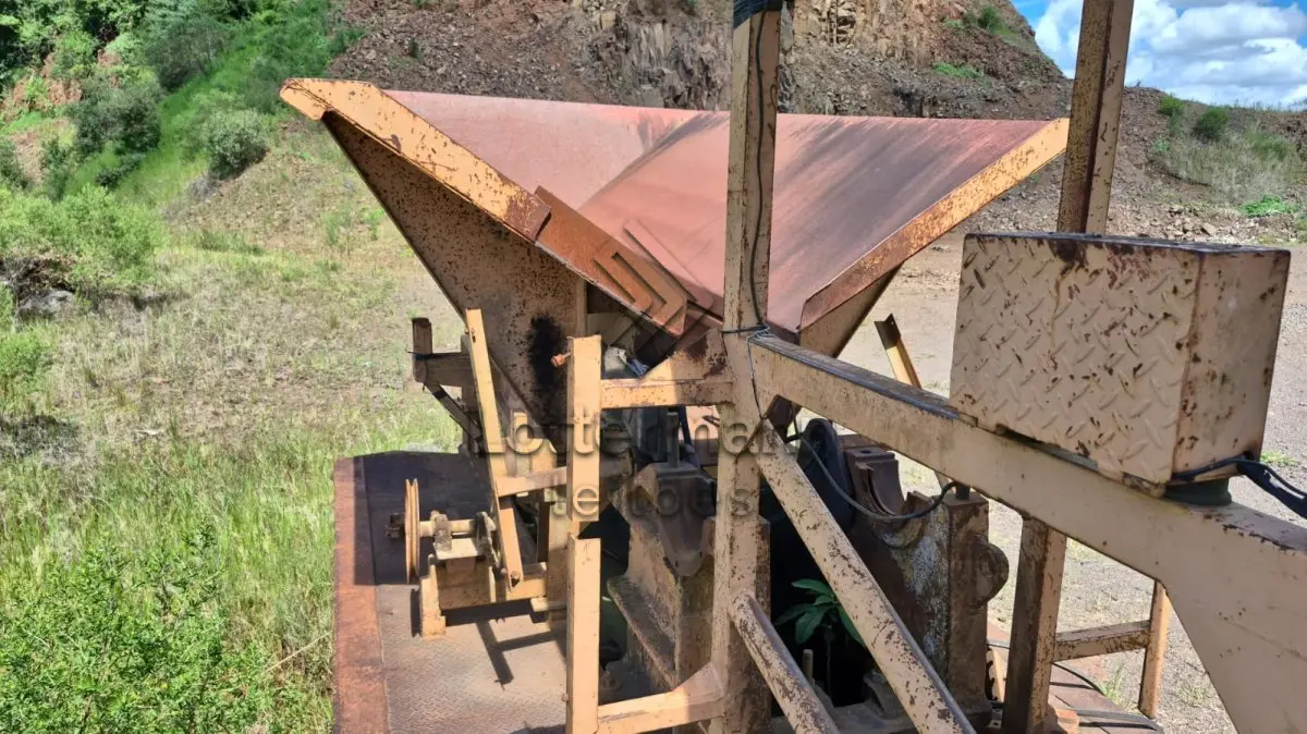 LOTE 004 - CONJUNTO MÓVEL DE BRITAM SOBRE CHASSI