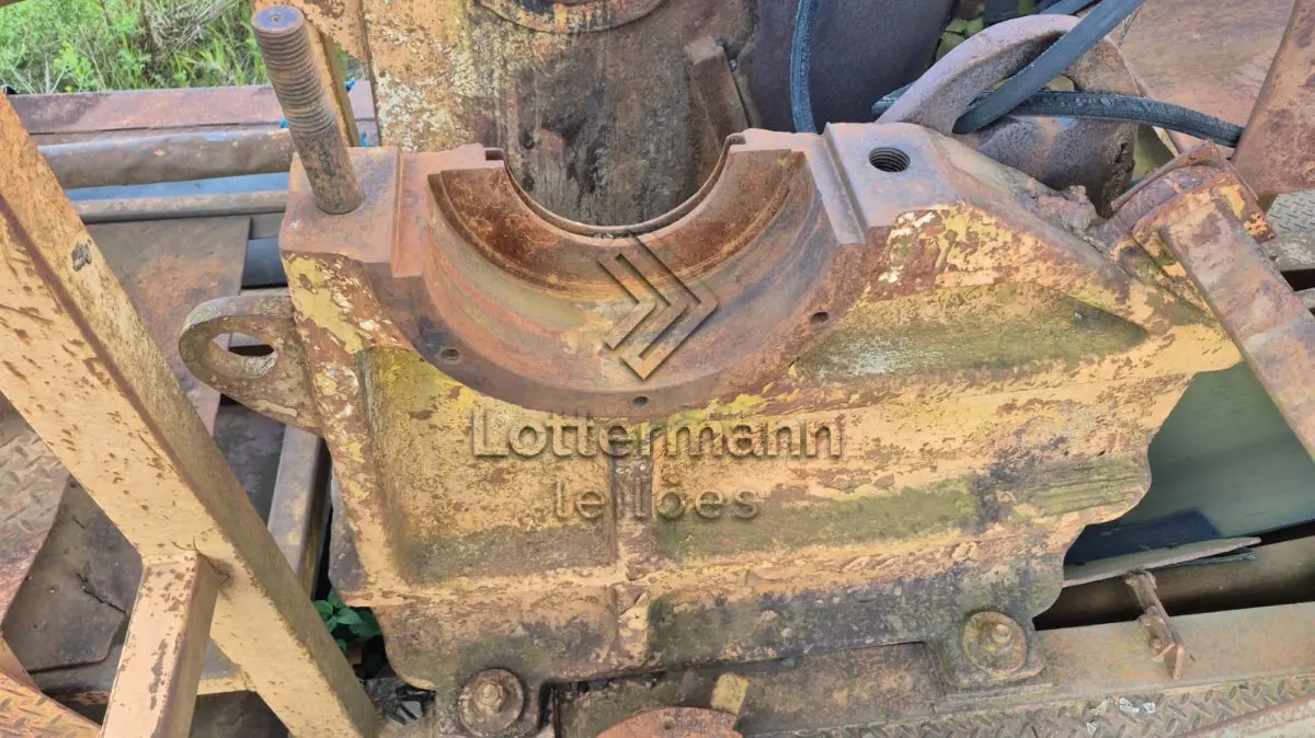 LOTE 004 - CONJUNTO MÓVEL DE BRITAM SOBRE CHASSI