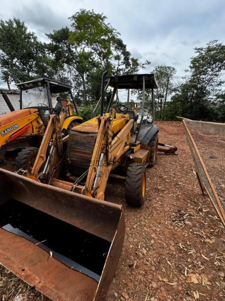 LOTE 021 - RETROESCAVADEIRA/CASE 580L