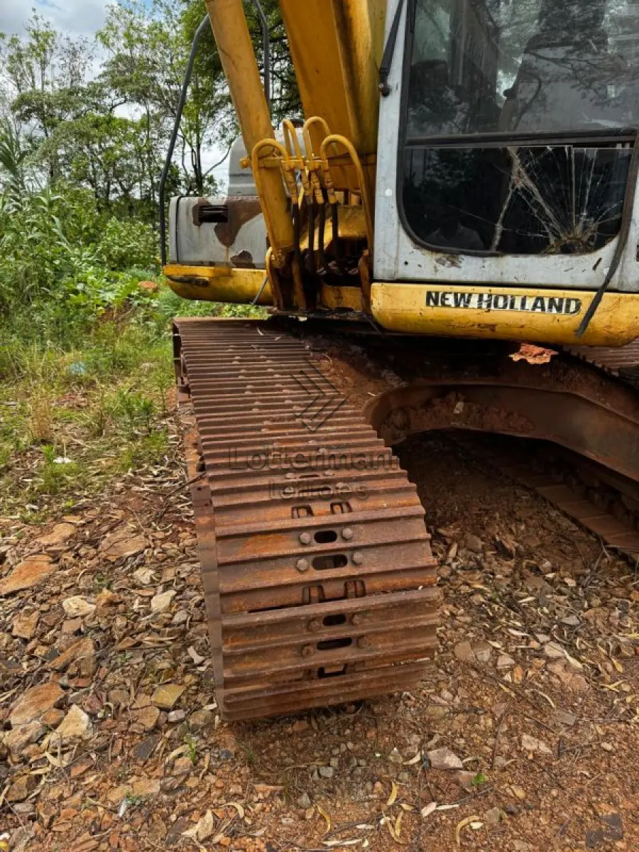 LOTE 020 - ESCAVADEIRA/NEW HOLLAND E175