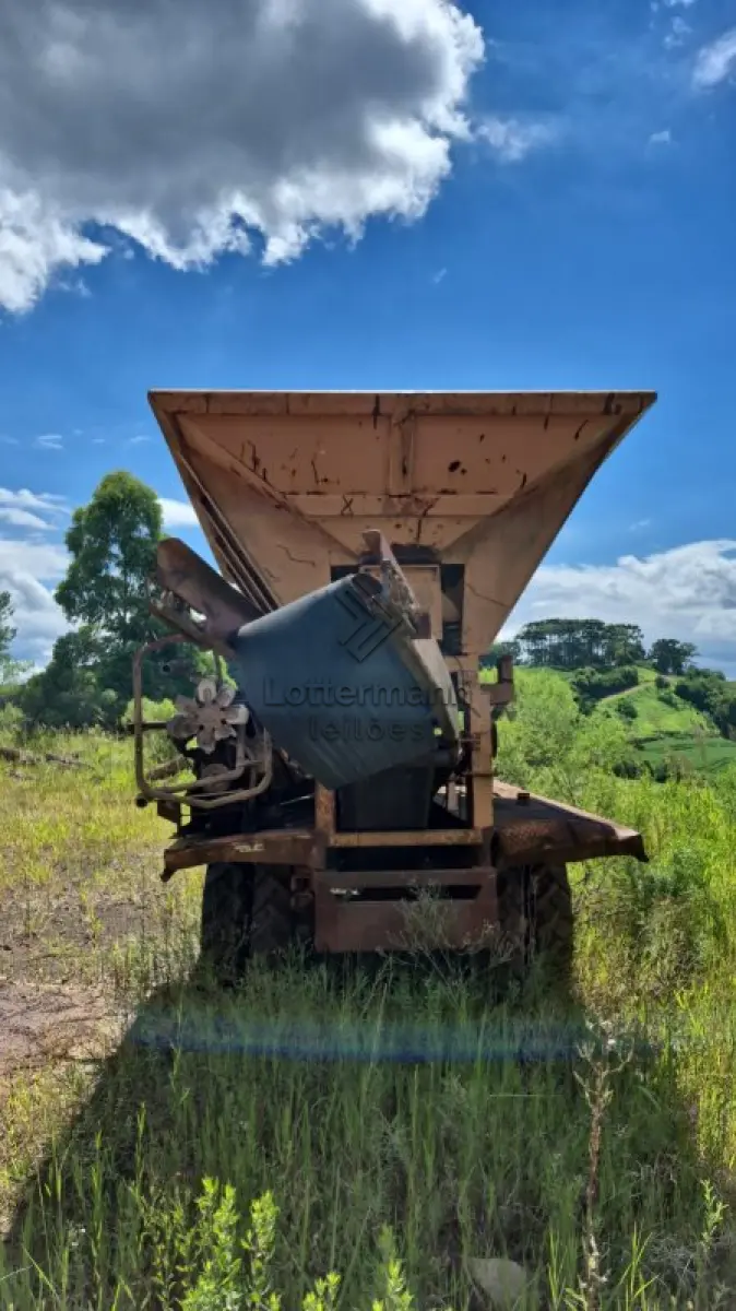 LOTE 004 - CONJUNTO MÓVEL DE BRITAM SOBRE CHASSI