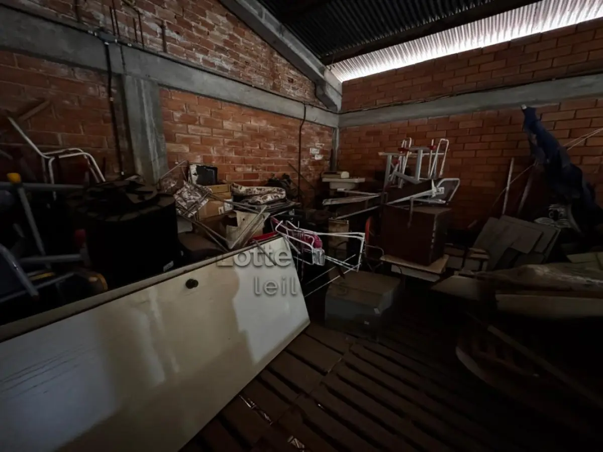 LOTE 023 - SUCATAS DE MÓVEIS EM GERAL