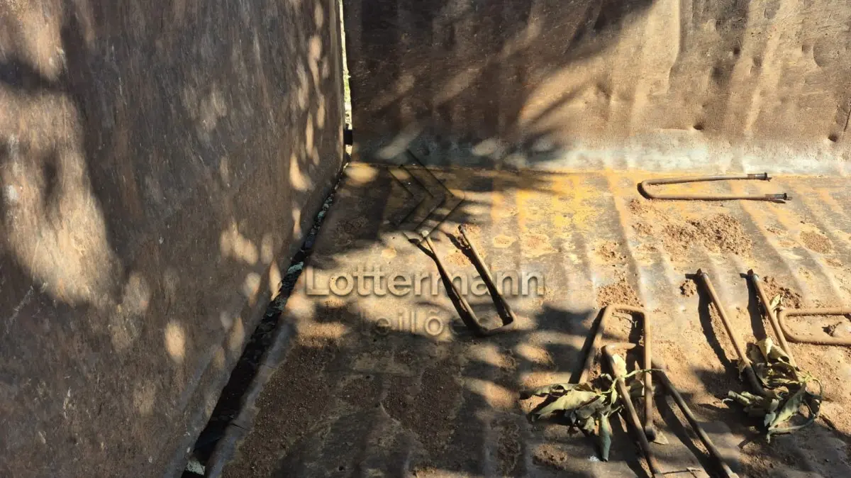 LOTE 006 - CAÇAMBA METÁLICA