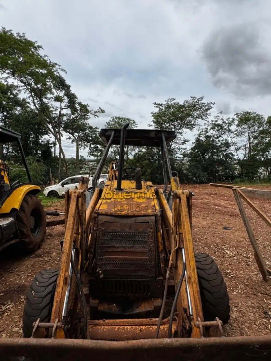 LOTE 021 - RETROESCAVADEIRA/CASE 580L