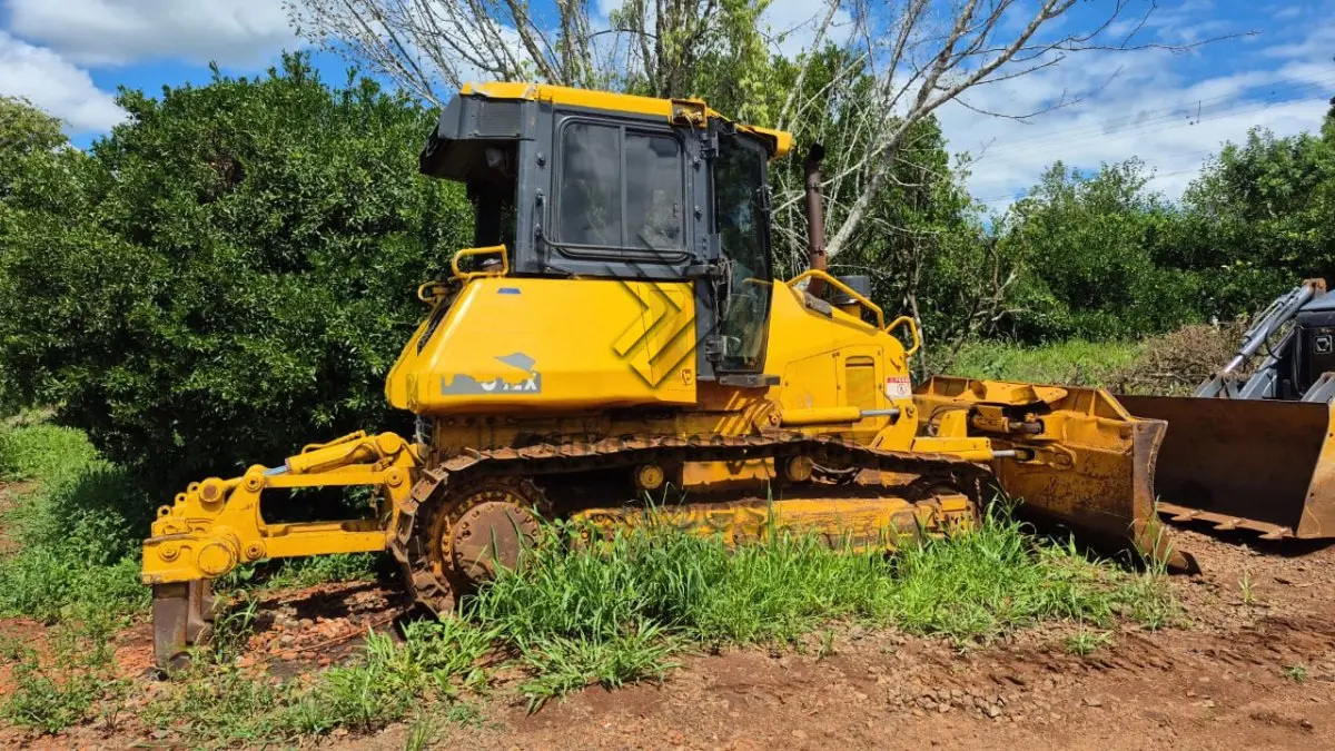 LOTE 003 - TRATOR ESTEIRA KOMATSU D51EX-22