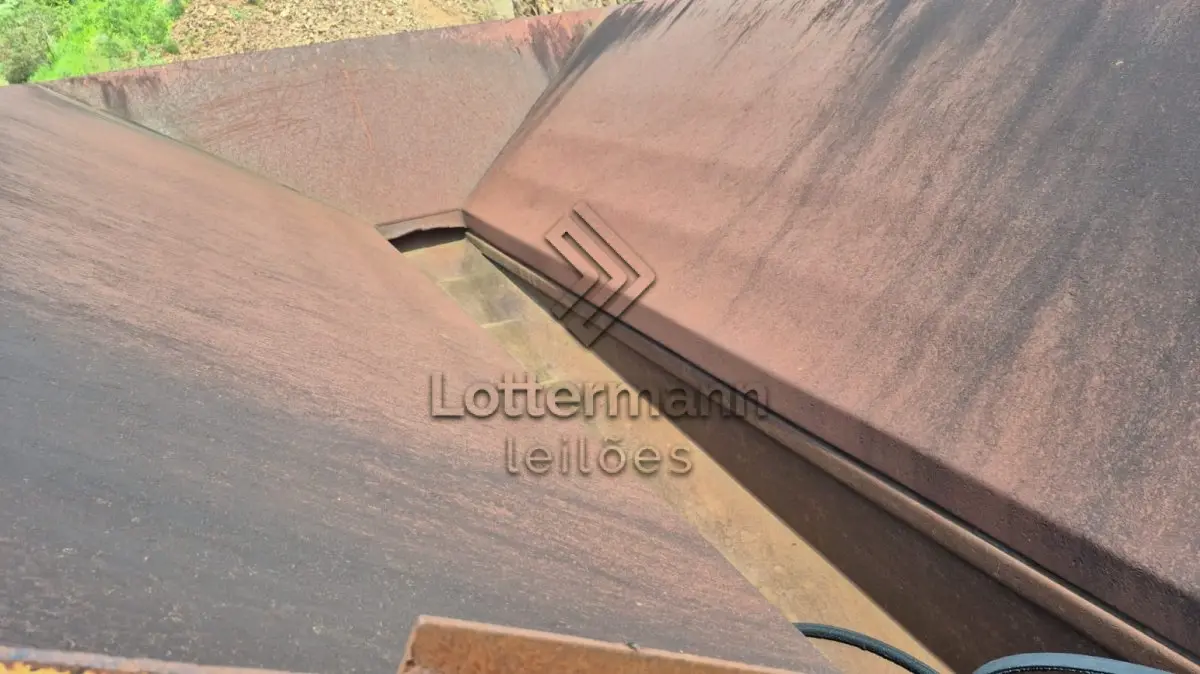 LOTE 004 - CONJUNTO MÓVEL DE BRITAM SOBRE CHASSI