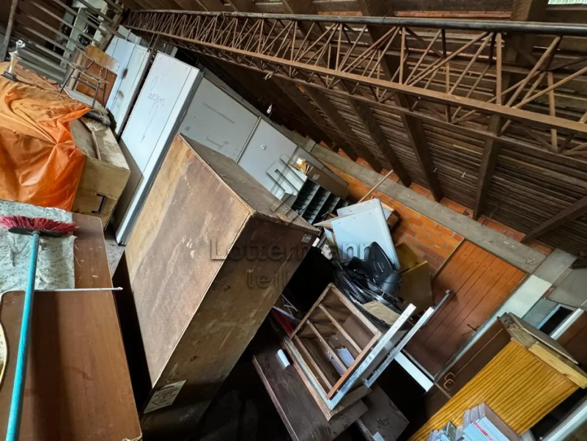 LOTE 023 - SUCATAS DE MÓVEIS EM GERAL