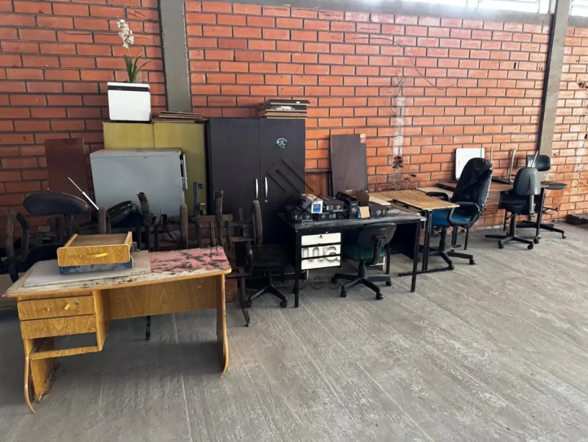 LOTE 023 - SUCATAS DE MÓVEIS EM GERAL