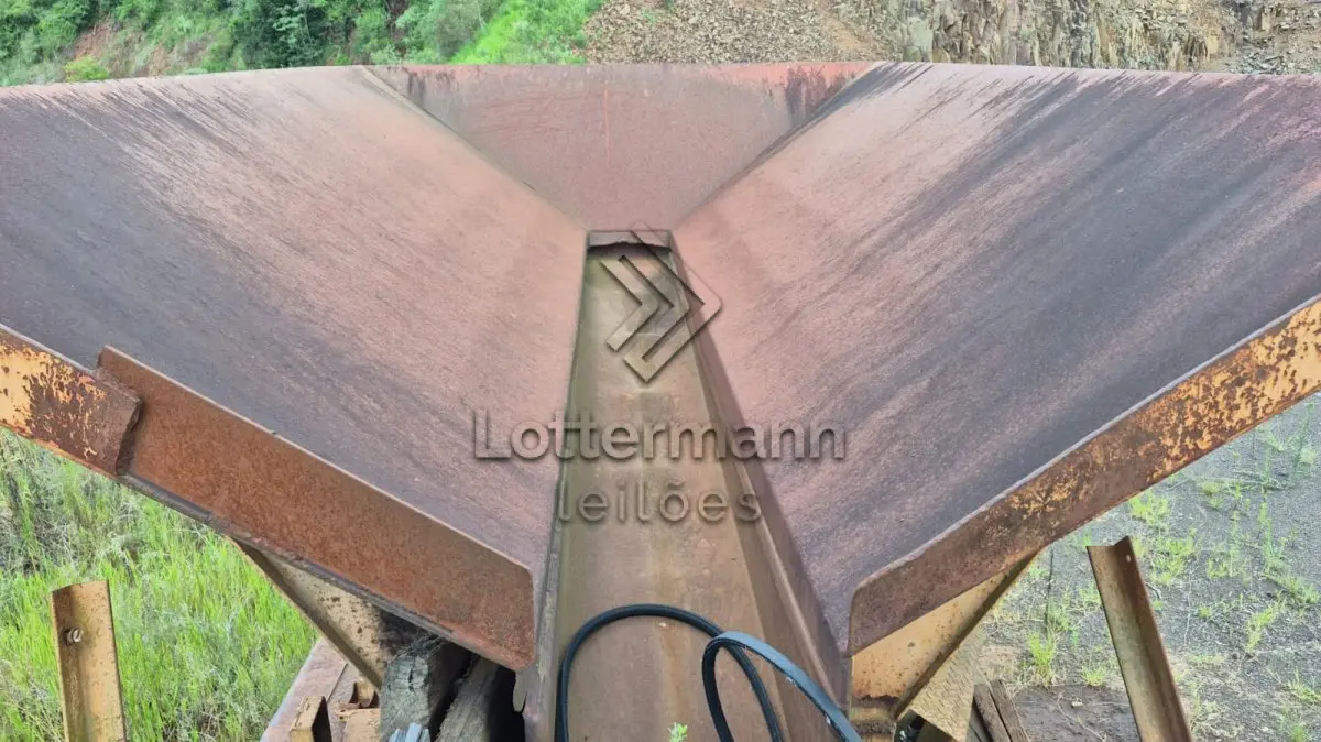 LOTE 004 - CONJUNTO MÓVEL DE BRITAM SOBRE CHASSI