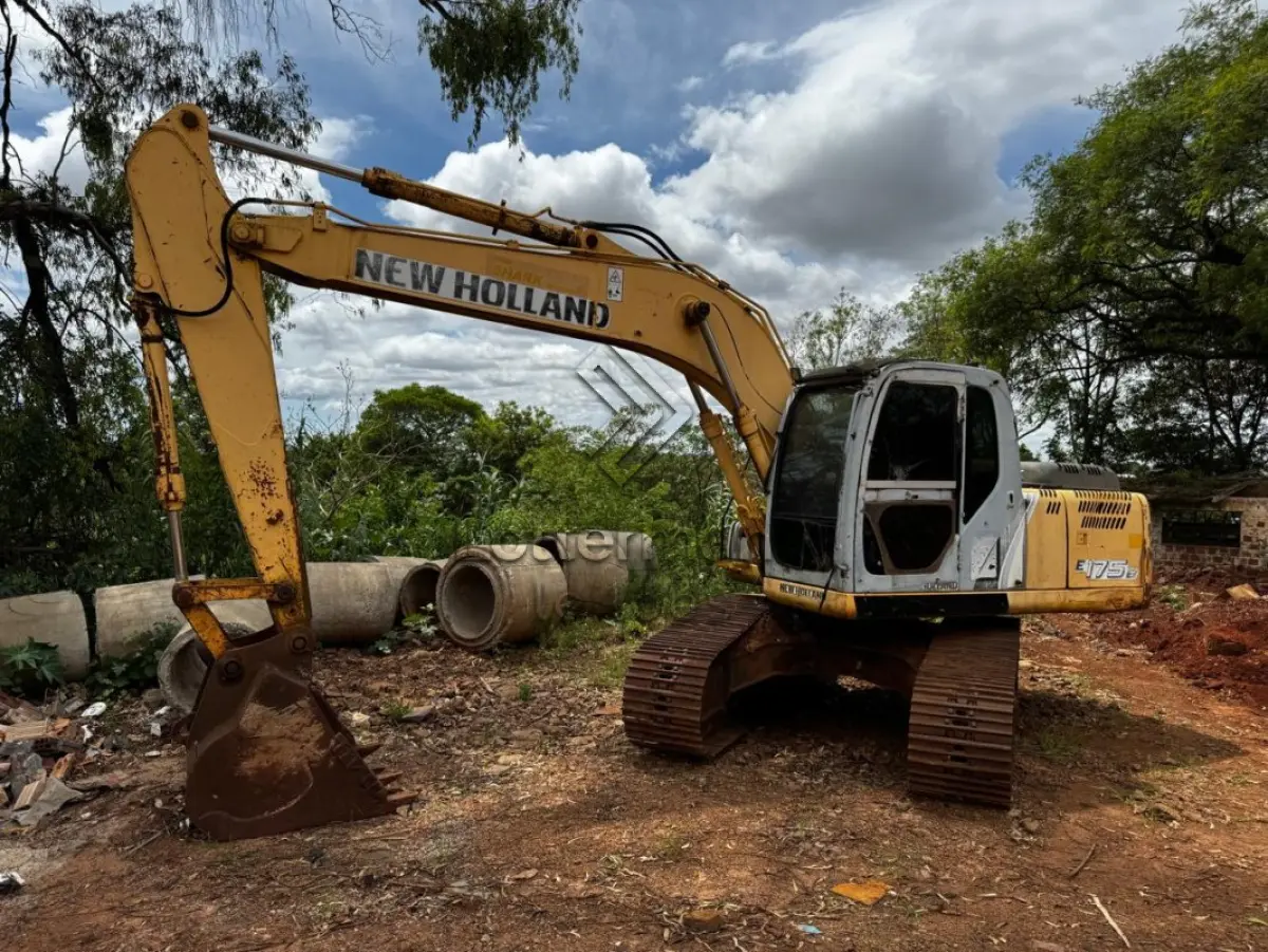 LOTE 020 - ESCAVADEIRA/NEW HOLLAND E175