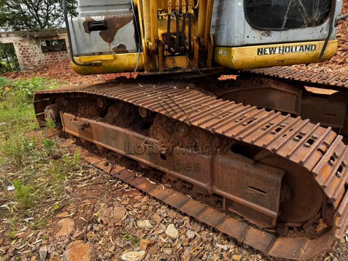 LOTE 020 - ESCAVADEIRA/NEW HOLLAND E175