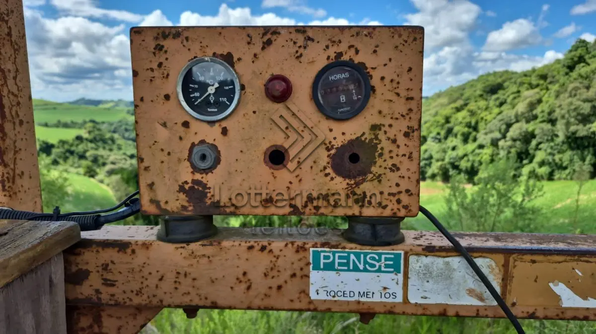 LOTE 004 - CONJUNTO MÓVEL DE BRITAM SOBRE CHASSI