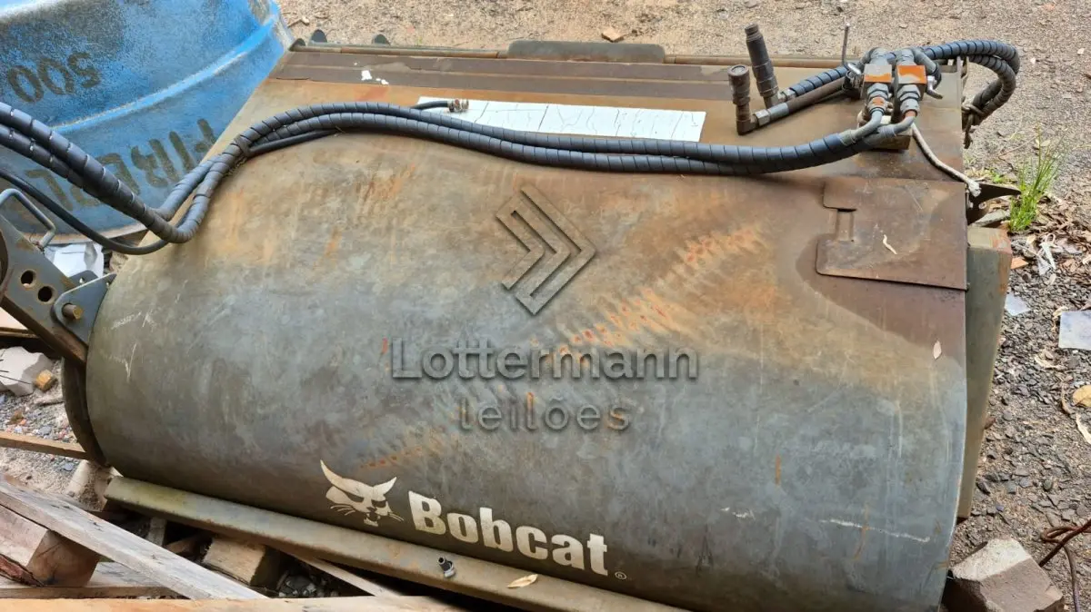 LOTE 002 - MINIESCAVADEIRA HIDRÁULICA BOBCAT - MODELO S530