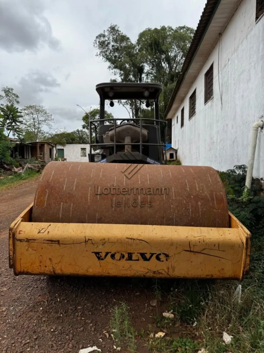 LOTE 022 - ROLO COMPACTADOR VOLVO SD 105F 5801