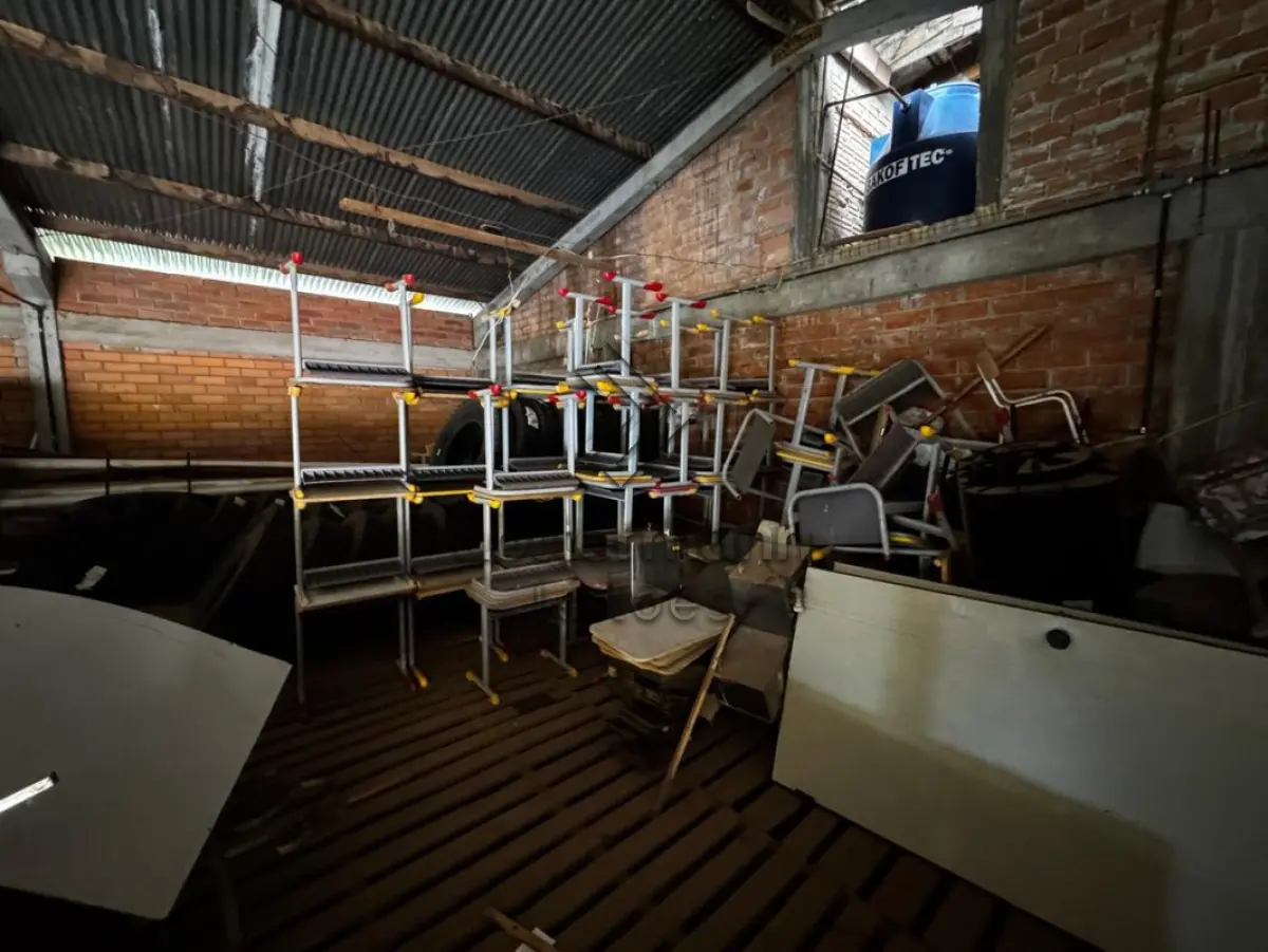 LOTE 023 - SUCATAS DE MÓVEIS EM GERAL