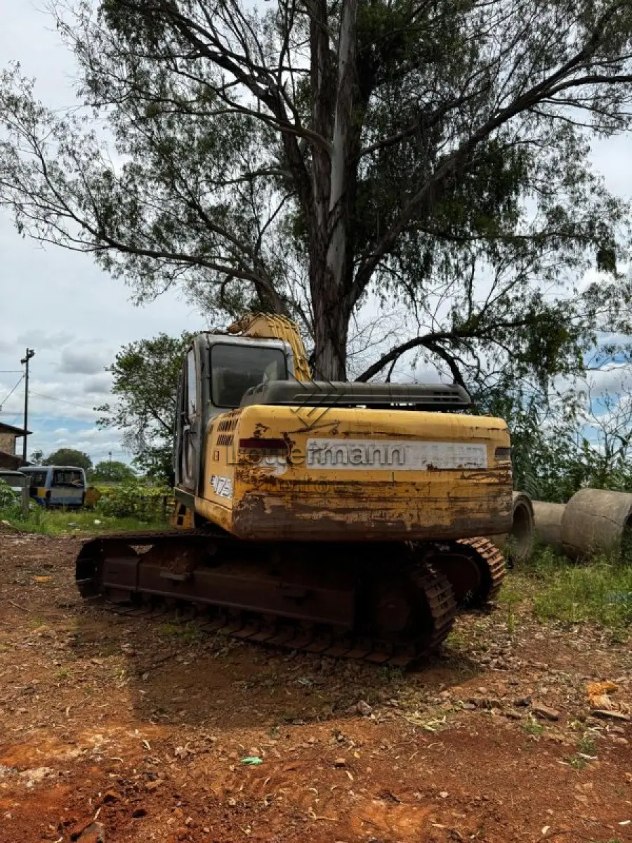 LOTE 020 - ESCAVADEIRA/NEW HOLLAND E175