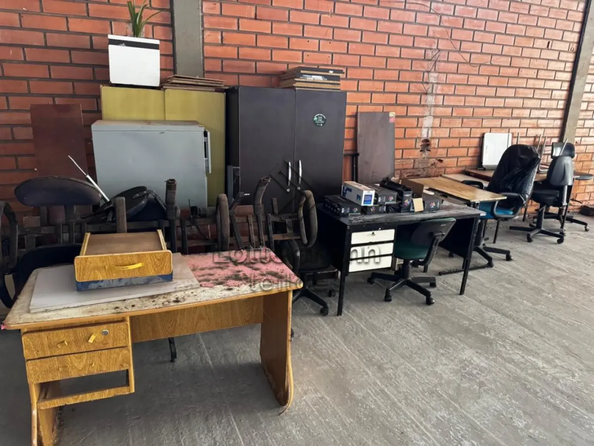 LOTE 023 - SUCATAS DE MÓVEIS EM GERAL