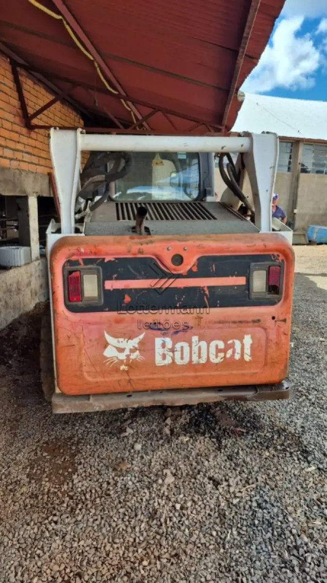 LOTE 002 - MINIESCAVADEIRA HIDRÁULICA BOBCAT - MODELO S530