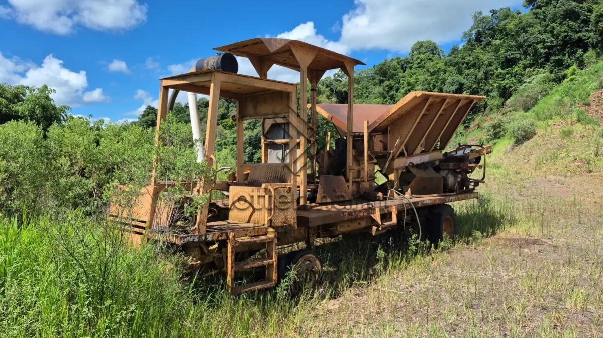 LOTE 004 - CONJUNTO MÓVEL DE BRITAM SOBRE CHASSI