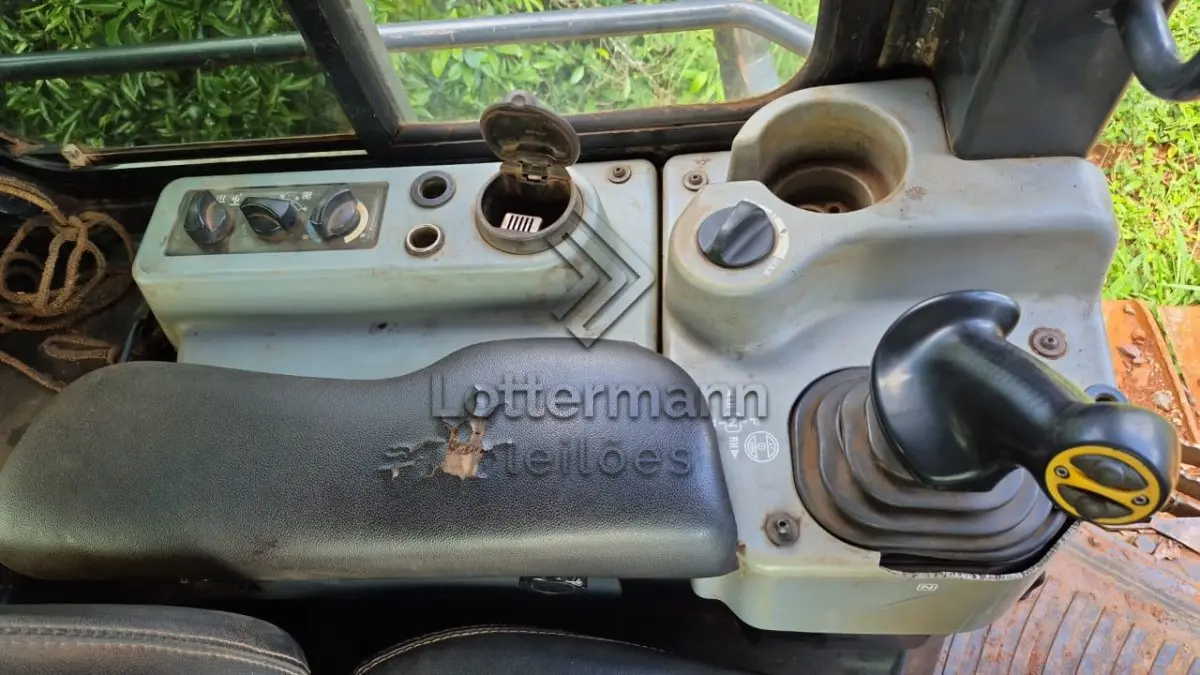 LOTE 003 - TRATOR ESTEIRA KOMATSU D51EX-22