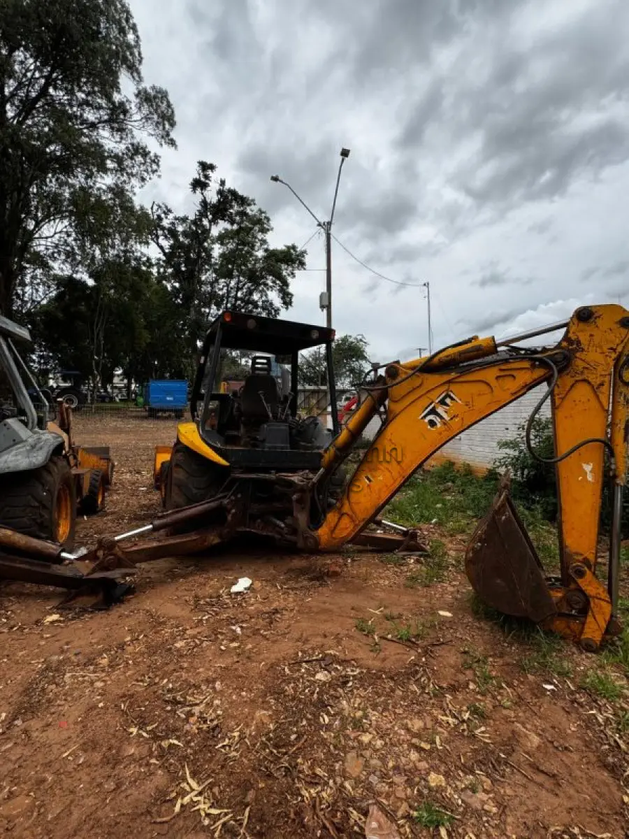 LOTE 017 - RETROESCAVADEIRA RANDON RK406B