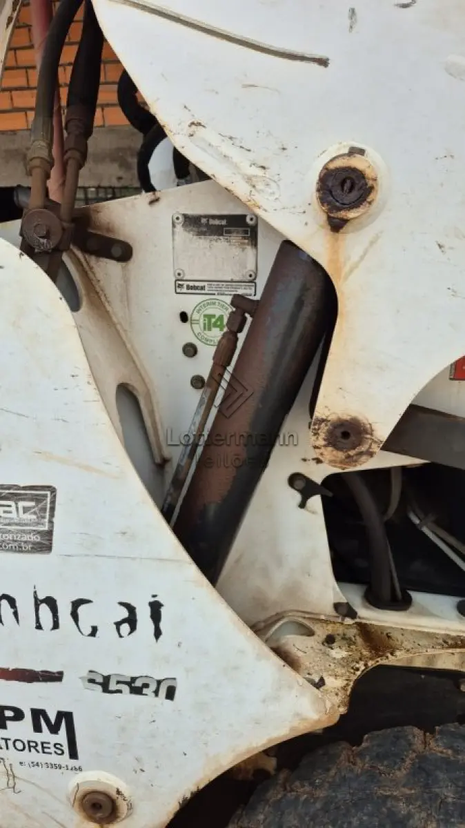 LOTE 002 - MINIESCAVADEIRA HIDRÁULICA BOBCAT - MODELO S530