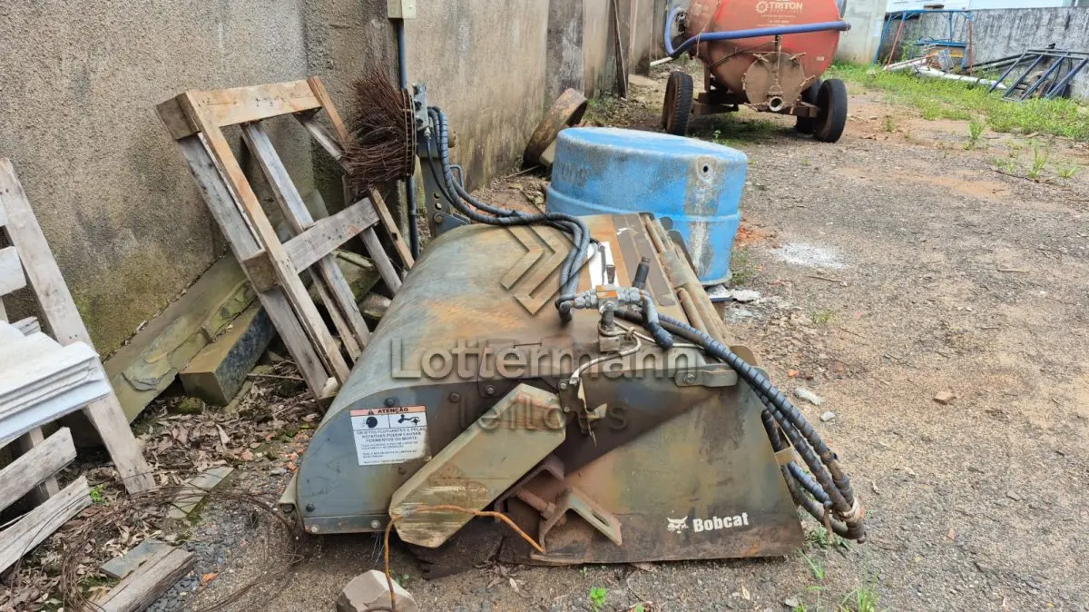 LOTE 002 - MINIESCAVADEIRA HIDRÁULICA BOBCAT - MODELO S530