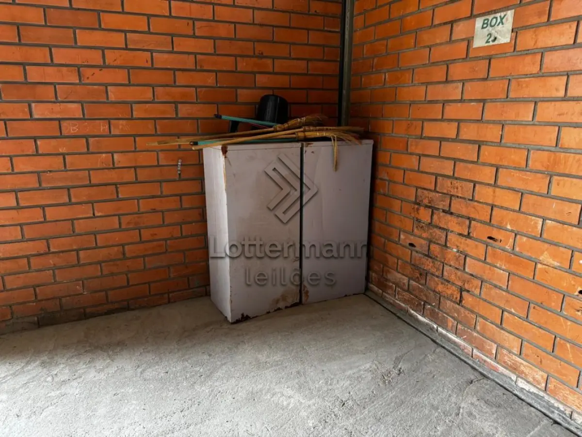 LOTE 023 - SUCATAS DE MÓVEIS EM GERAL