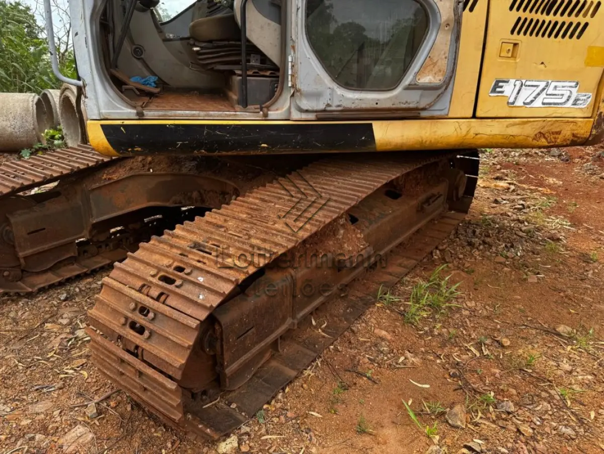 LOTE 020 - ESCAVADEIRA/NEW HOLLAND E175