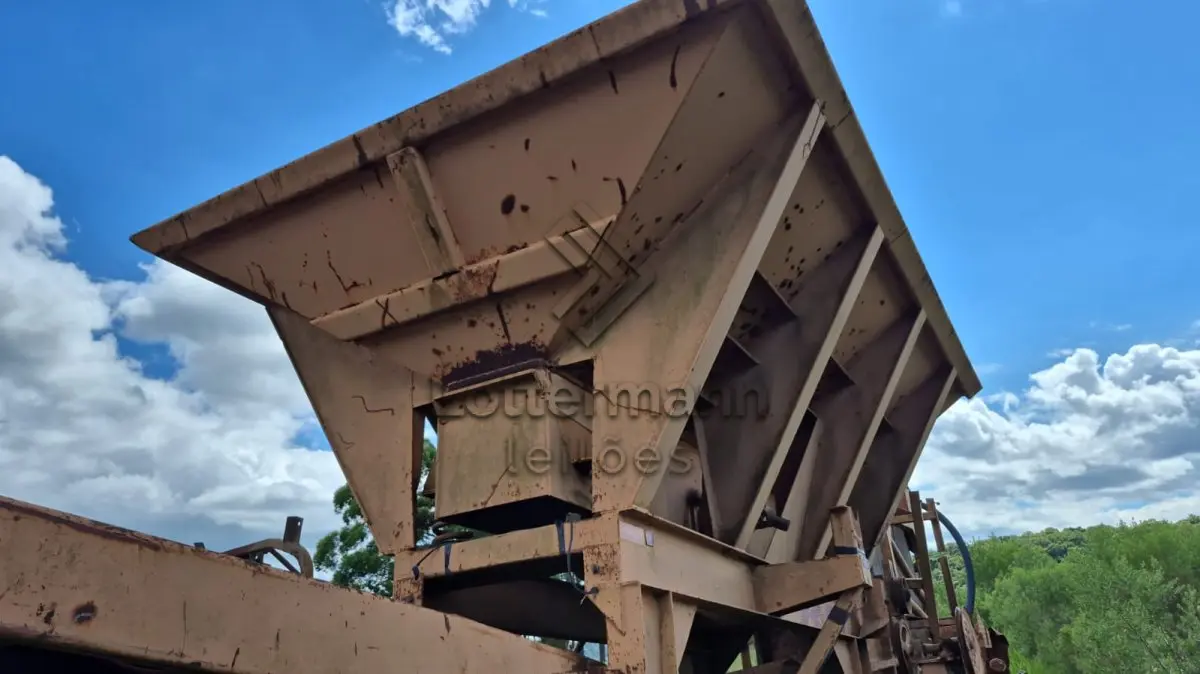 LOTE 004 - CONJUNTO MÓVEL DE BRITAM SOBRE CHASSI