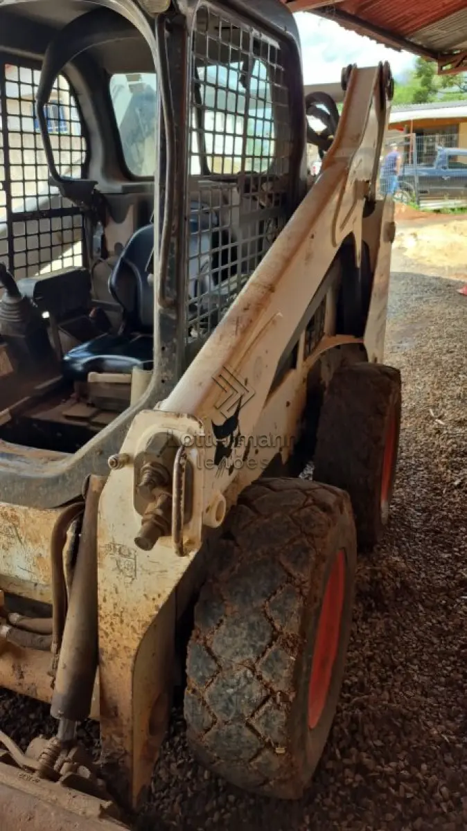 LOTE 002 - MINIESCAVADEIRA HIDRÁULICA BOBCAT - MODELO S530