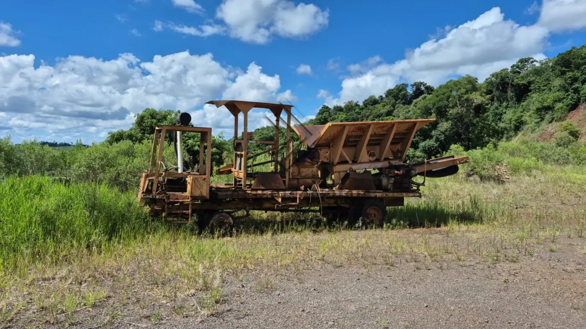 LOTE 004 - CONJUNTO MÓVEL DE BRITAM SOBRE CHASSI