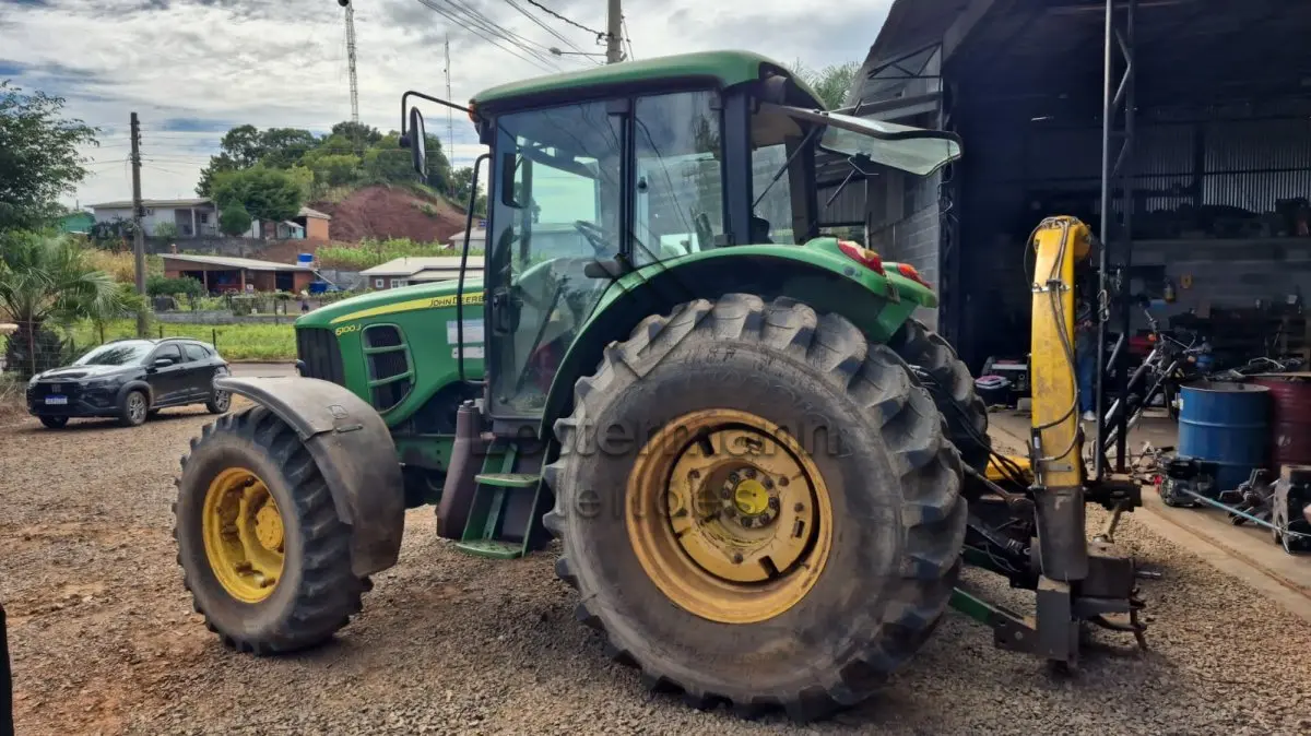LOTE 008 - TRATOR JOHN DEERE 6100 J 4X4