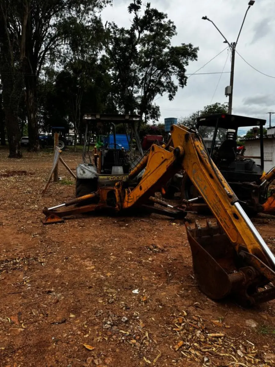 LOTE 021 - RETROESCAVADEIRA/CASE 580L