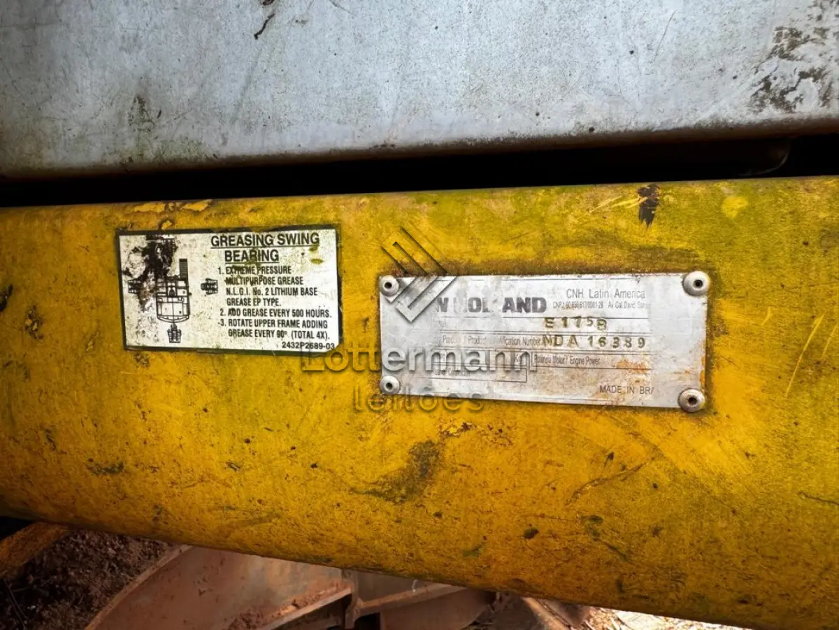 LOTE 020 - ESCAVADEIRA/NEW HOLLAND E175