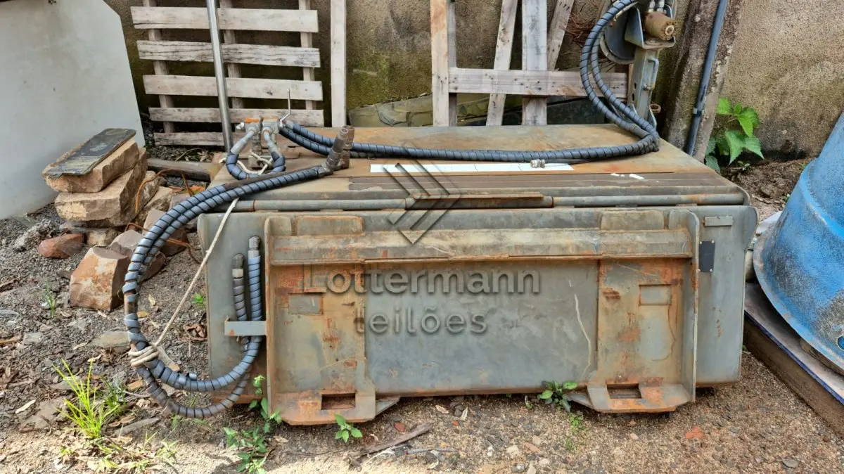 LOTE 002 - MINIESCAVADEIRA HIDRÁULICA BOBCAT - MODELO S530