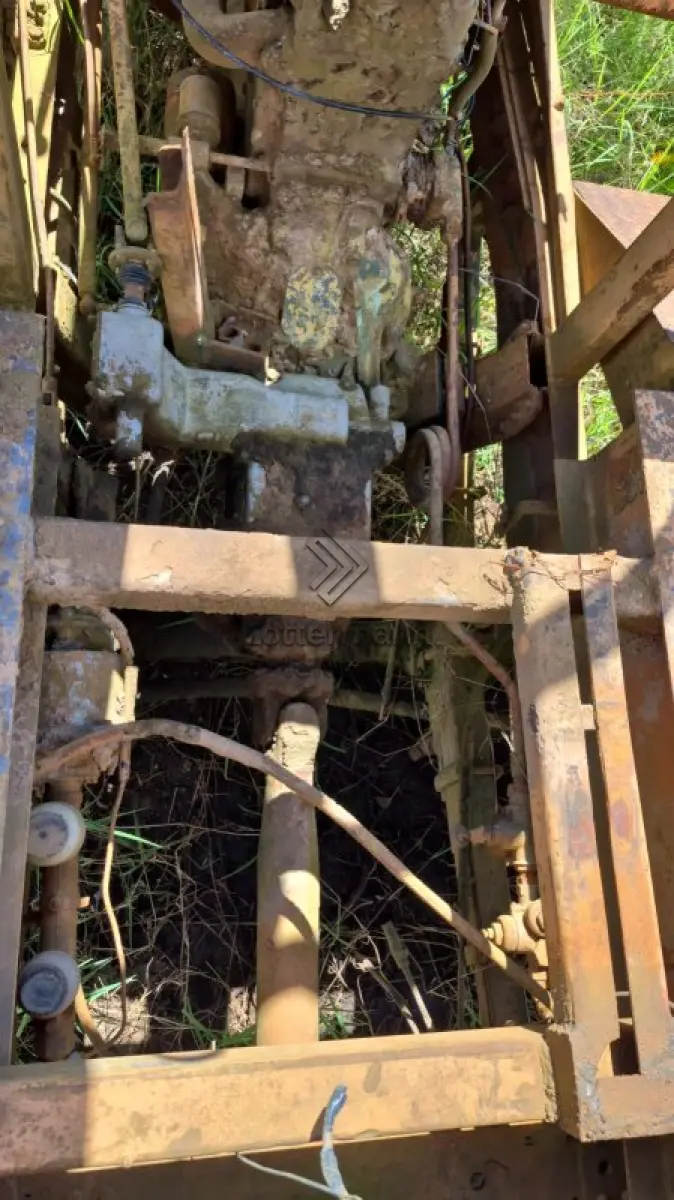 LOTE 004 - CONJUNTO MÓVEL DE BRITAM SOBRE CHASSI