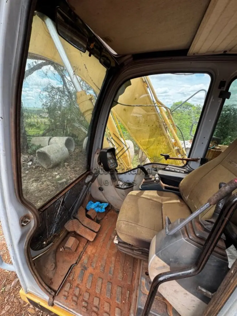 LOTE 020 - ESCAVADEIRA/NEW HOLLAND E175