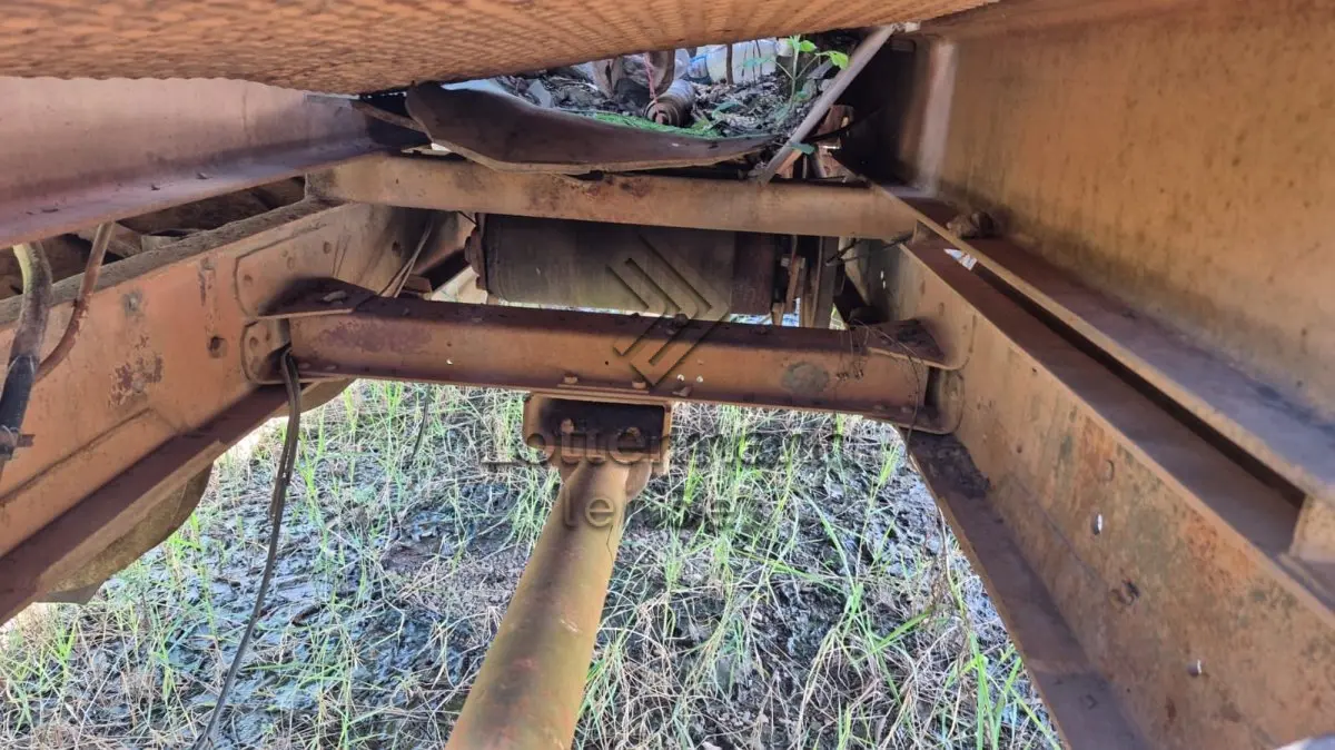 LOTE 004 - CONJUNTO MÓVEL DE BRITAM SOBRE CHASSI