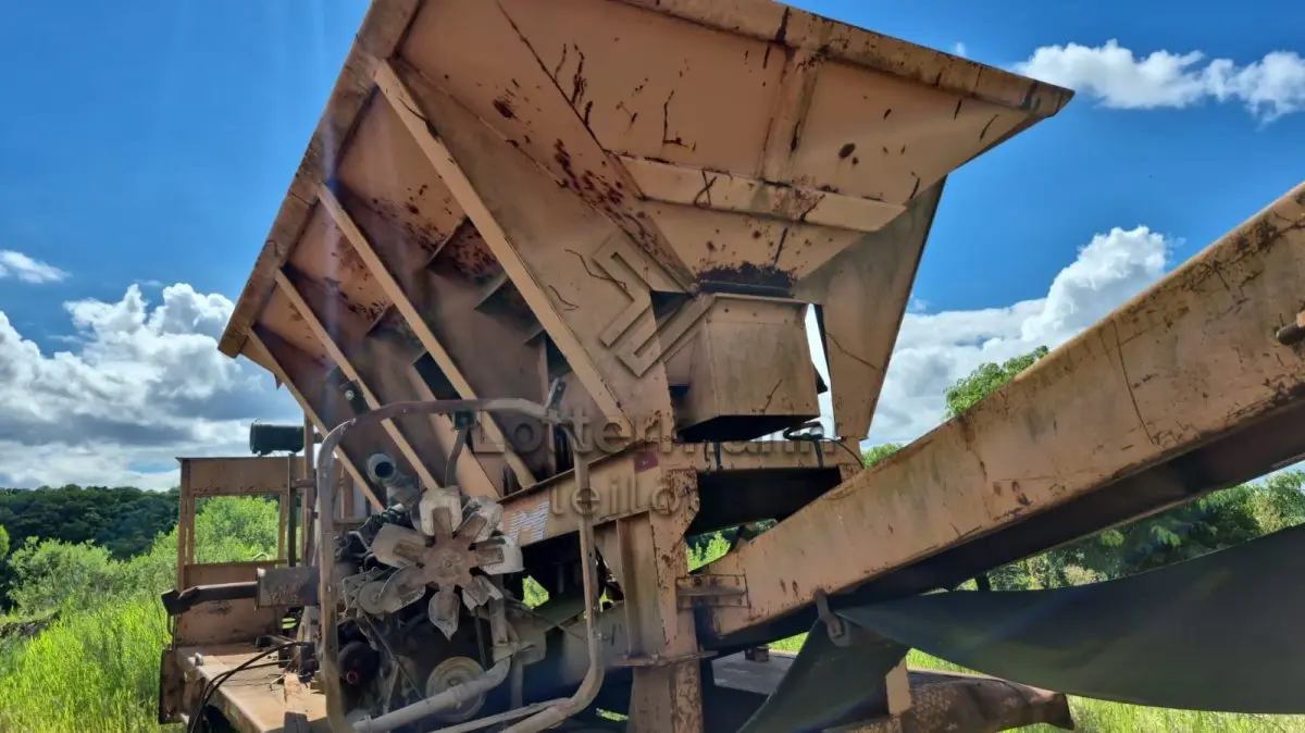 LOTE 004 - CONJUNTO MÓVEL DE BRITAM SOBRE CHASSI