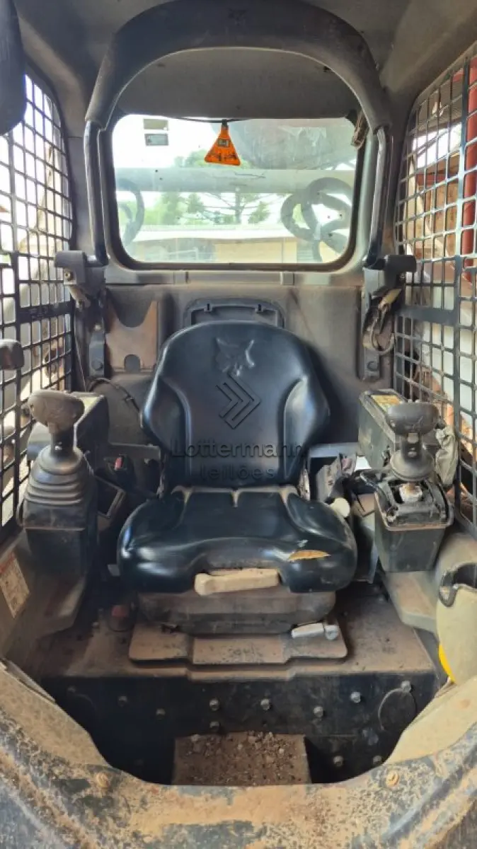 LOTE 002 - MINIESCAVADEIRA HIDRÁULICA BOBCAT - MODELO S530