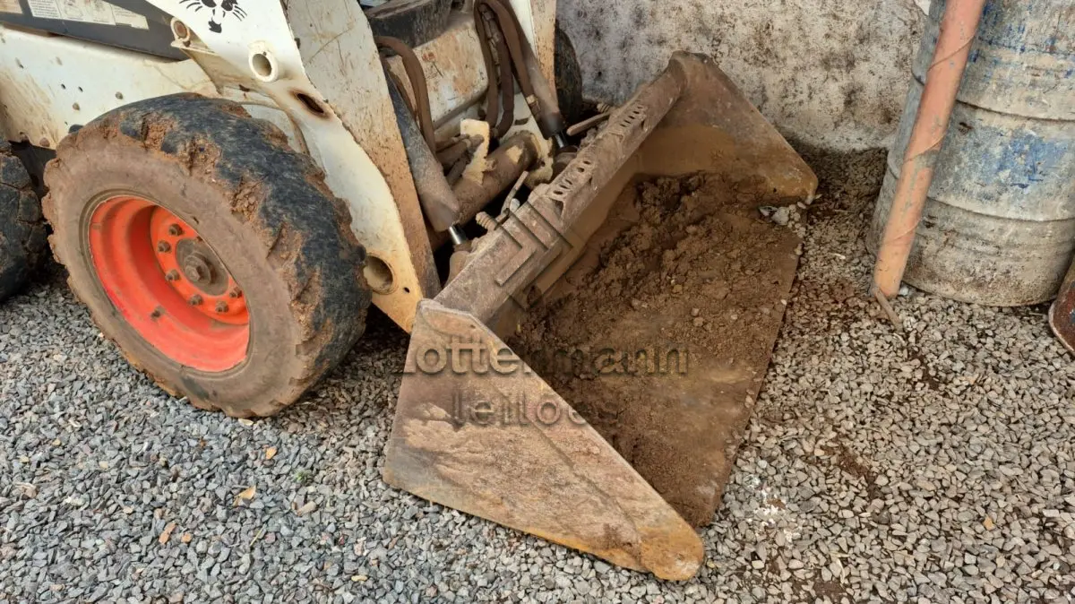 LOTE 002 - MINIESCAVADEIRA HIDRÁULICA BOBCAT - MODELO S530