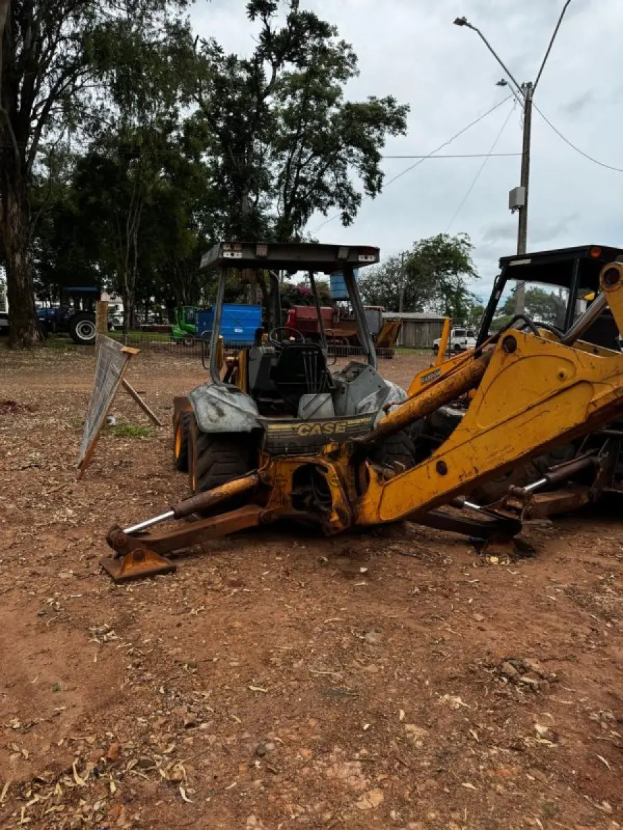 LOTE 021 - RETROESCAVADEIRA/CASE 580L
