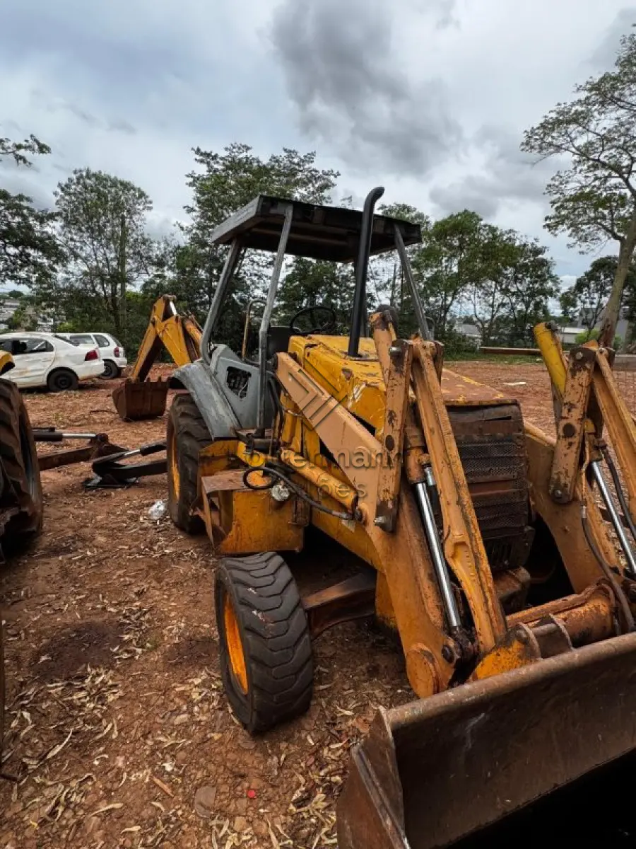 LOTE 021 - RETROESCAVADEIRA/CASE 580L