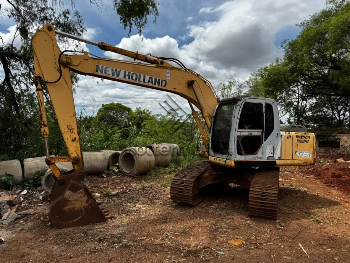 LOTE 020 - ESCAVADEIRA/NEW HOLLAND E175
